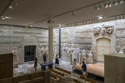 France, Paris (75), Musée de Cluny - Musée national du Moyen-Age, sculptures de Notre-Dame-de-Paris dans une ancienne salle des thermes gallo-romaines