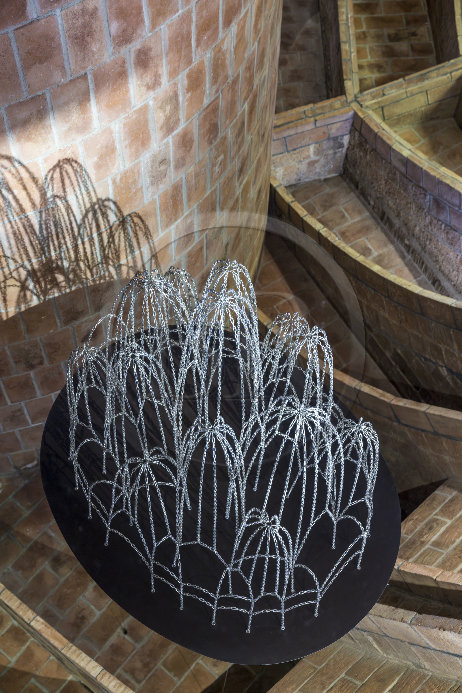 Espagne, Catalogne, Barcelone, quartier de l'Eixample, Passeig de Gracia, Pedrera ou Casa Mila (1905-1910) de l'architecte du modernisme catalan Antoni Gaudi, site classé au Patrimoine Mondial de l'UNESCO, modèle suspendu basé sur les calculs de Gaudi pour les voûtes et la structure, vu dans un miroir