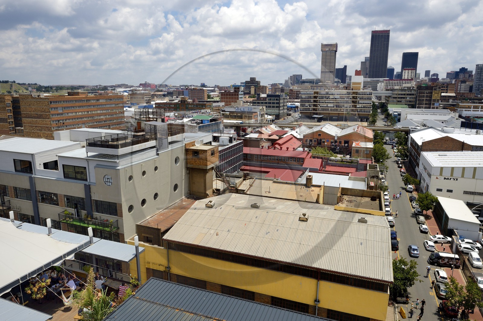 Afrique du Sud, province de Gauteng, Johannesburg, CBD (Central Business District), quartier de Maboneng autour de Fox street, terrasse du restaurant et bar The Living Room en premier plan