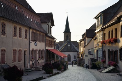 France, Bas-Rhin (67), Parc Naturel régional des Vosges du Nord, La Petite Pierre, l'église simultanée Notre-Dame au bout de la rue du Chateau
