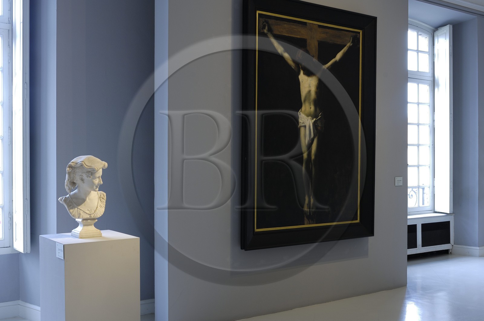 France, Bas Rhin (67), Strasbourg, Palais Rohan, musée des Beaux-Arts, sculpture de Jean Baptiste Carpeaux la rieuse (1873) et le Christ en croix  de Jean Jacques Henner (1890)