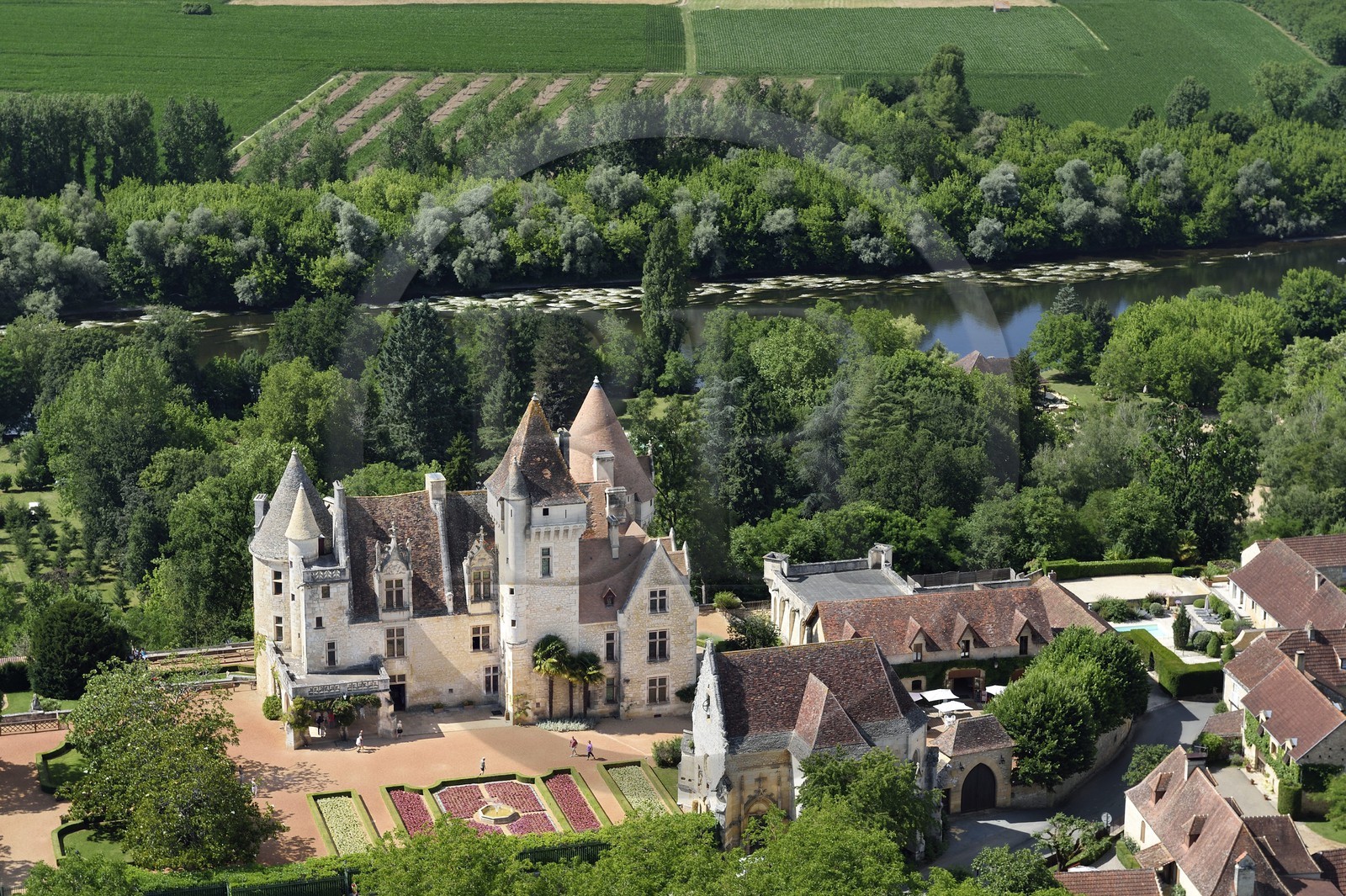 France, Dordogne (24), Périgord Noir, vallée de la Dordogne, Castelnaud-la-Chapelle, château des Milandes, ancienne demeure de Joséphine Baker (vue aérienne)