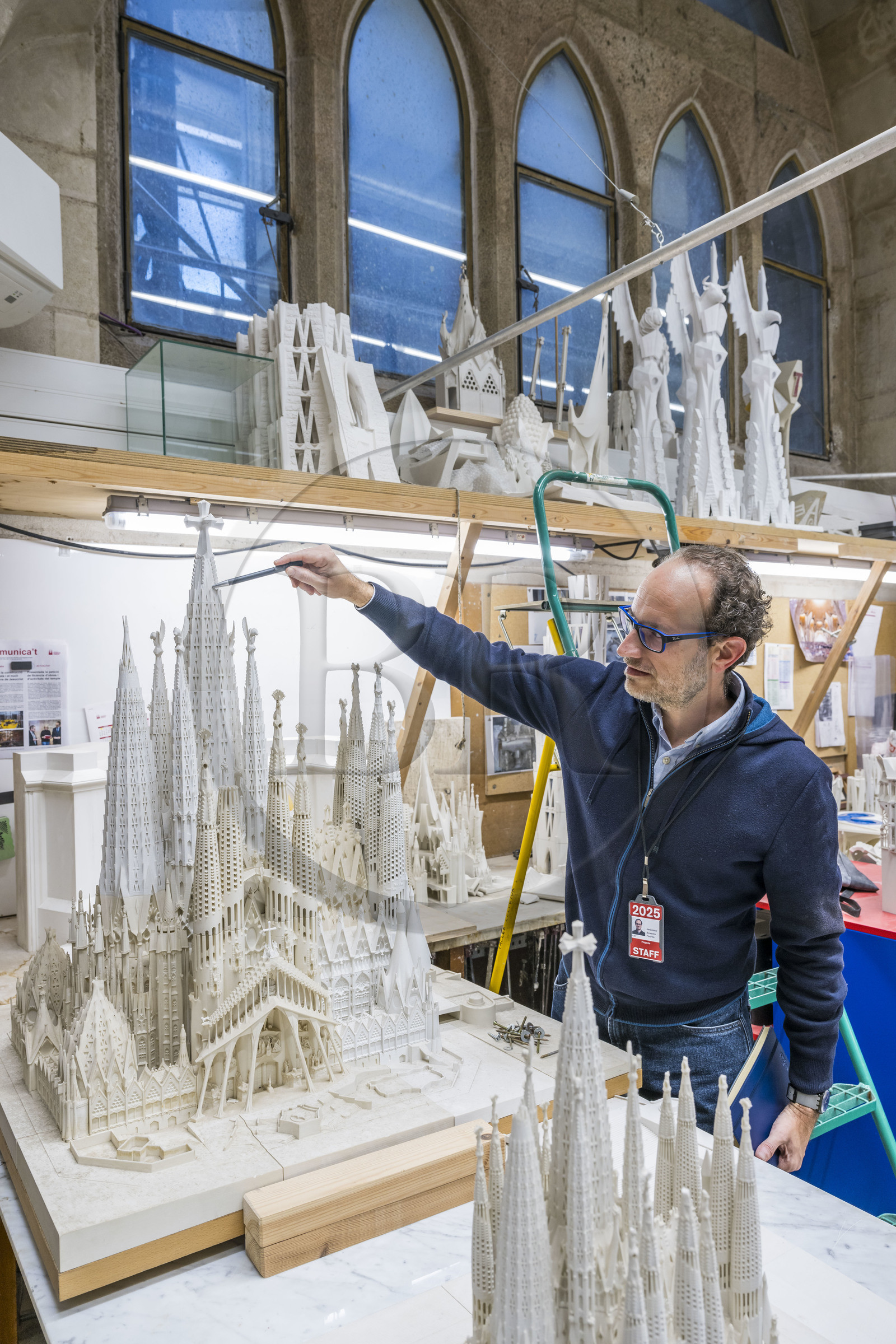 Espagne, Catalogne, Barcelone, quartier de l'Eixample, basilique de la Sagrada Familia de l'architecte du modernisme catalan Antoni Gaudi classée Patrimoine Mondial de l'UNESCO, l'atelier maquettes, l'architecte et coordinateur de l'équipe des artistes et des maquettistes Jeronimo Buxareu Padros présente les prochains travaux à entreprendre sur cette maquette au 1 25ème