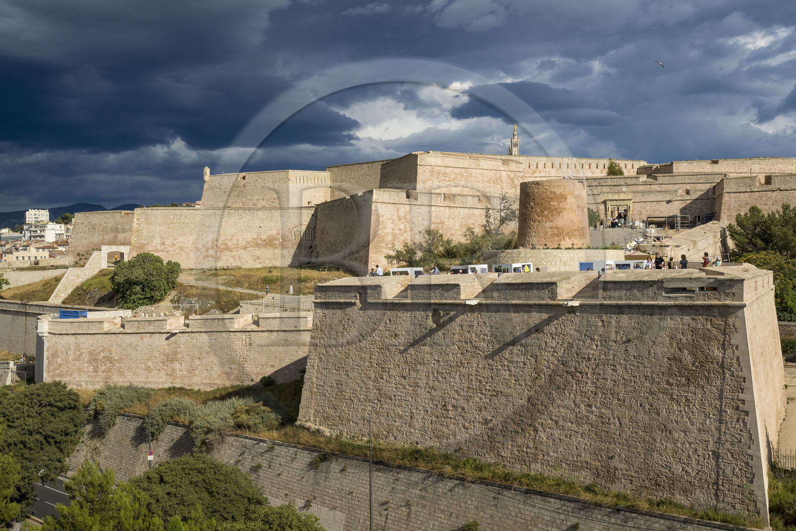 France, Bouches-du-Rhône (13), Marseille, Citadelle de Marseille (Fort Saint-Nicolas, le haut fort appelé fort d’Entrecasteaux) et la basilique Notre Dame de la Garde en arrière plan