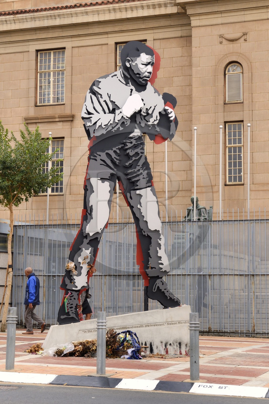 Afrique du Sud, province de Gauteng, Johannesburg, CBD (Central Business District), Ferreirasdorp  dans le quartier de Westgate, sculpture ombre de boxeur (shadow boxing)représentant l'ancien président Nelson Mandela boxeur dans sa jeunesse, située en face de Chancellor House et basée sur une photo prise par le photographe  Bob Gosani de Drum magazine dans les années 1950