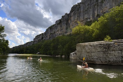 France, Ardèche (07), Ruoms, kayaks descendant la rivière Ardèche dans les défilés de Ruoms à Pradons