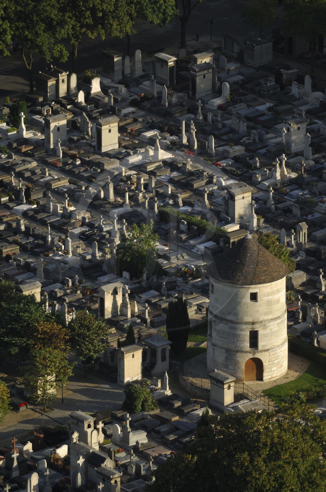 France, Paris (75), cimetière du Montparnasse, tour d'un ancien moulin à farine
