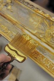 France, Yvelines (78), château de Versailles, ateliers de restauration du château, atelier de dorures, Laurent Hissier travaillant sur un cadre de tableau