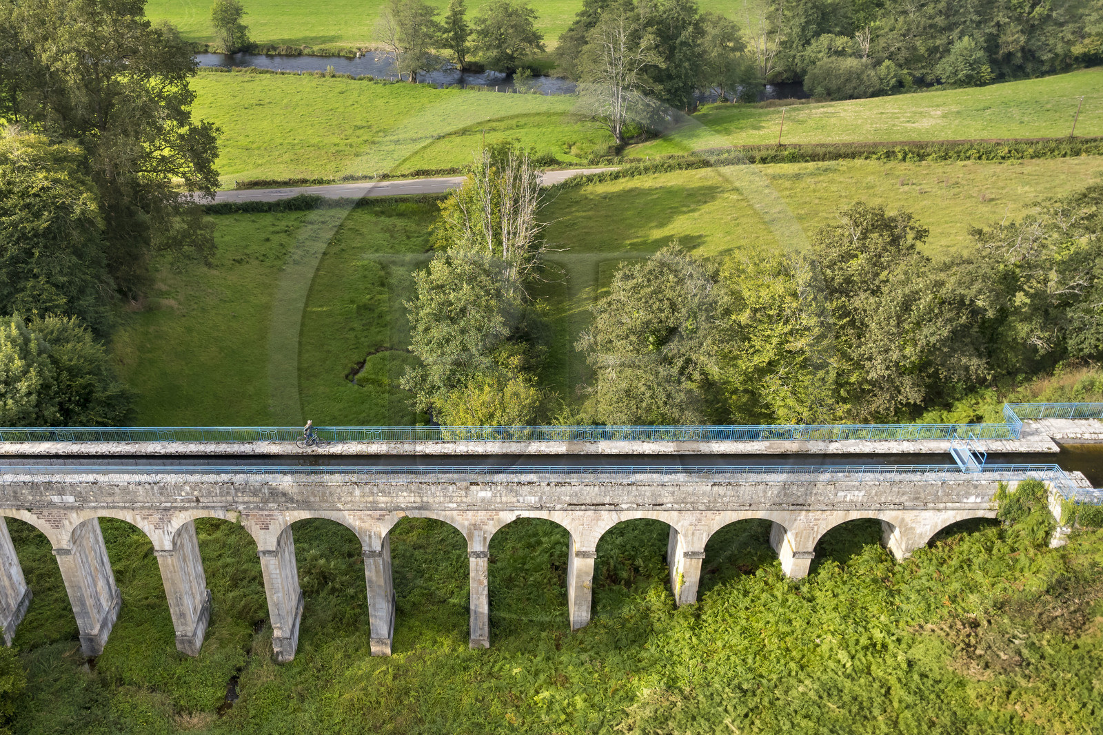 France, Nièvre (58), Parc naturel régional du Morvan, Montreuillon, pont aqueduc de Marigny, haut de 15 m et long de 92 m avec 13 arches, le long de la Rigole d’Yonne qui puise les eaux de l'Yonne au lac de Pannecière et alimente le canal du Nivernais (vue aérienne)