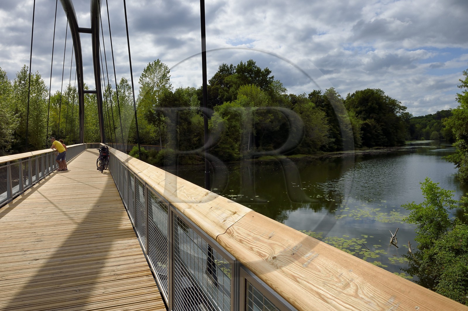 France, Dordogne, Perigord Blanc, Annesse-et-Beaulieu, the new footbridge on the Greenway cycle route (Veloroute Voie verte) along the river Isle