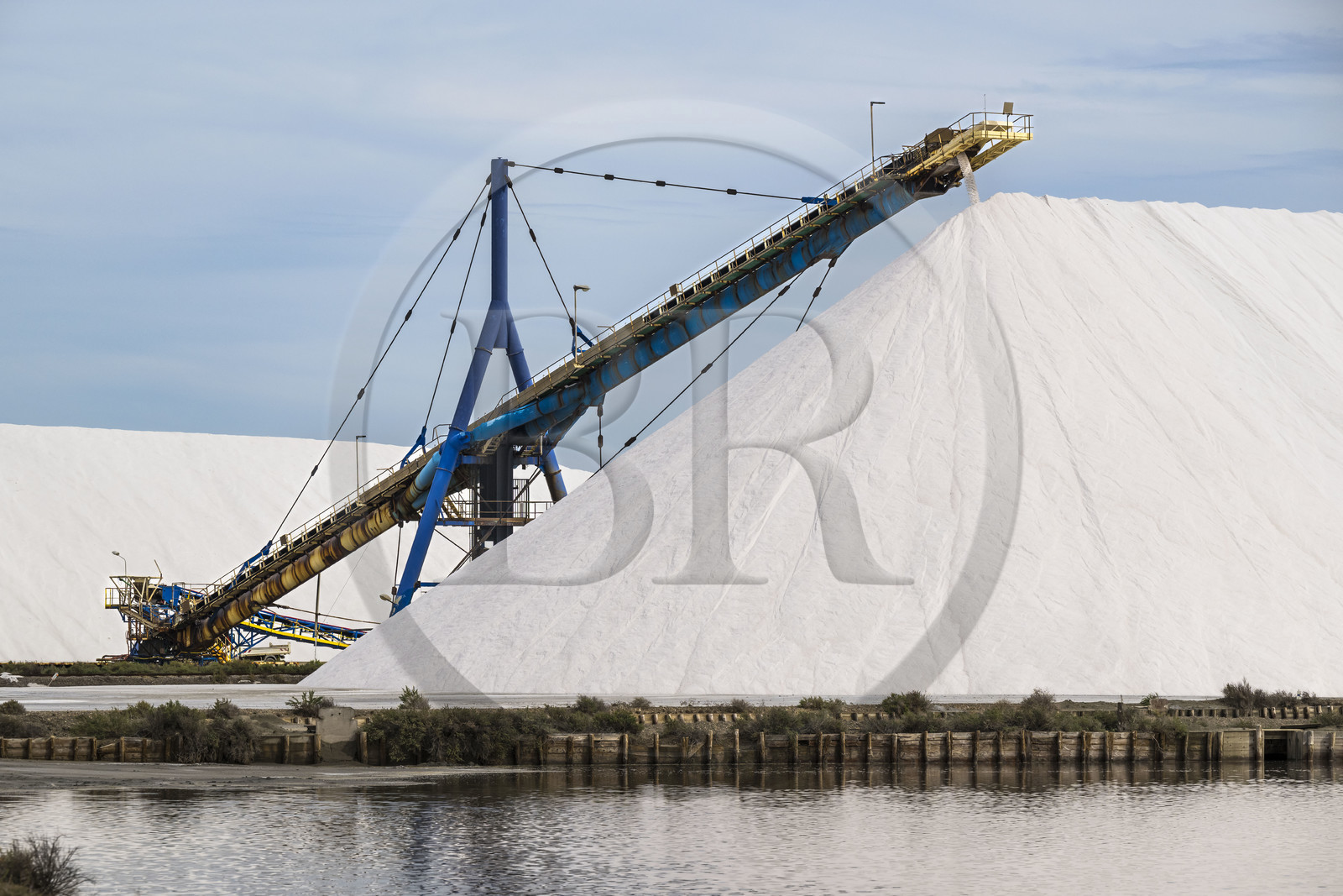 France, Gard (30), Aigues-Mortes, le salin d'Aigues-Mortes (Salins du Midi), montagne de sel stocké