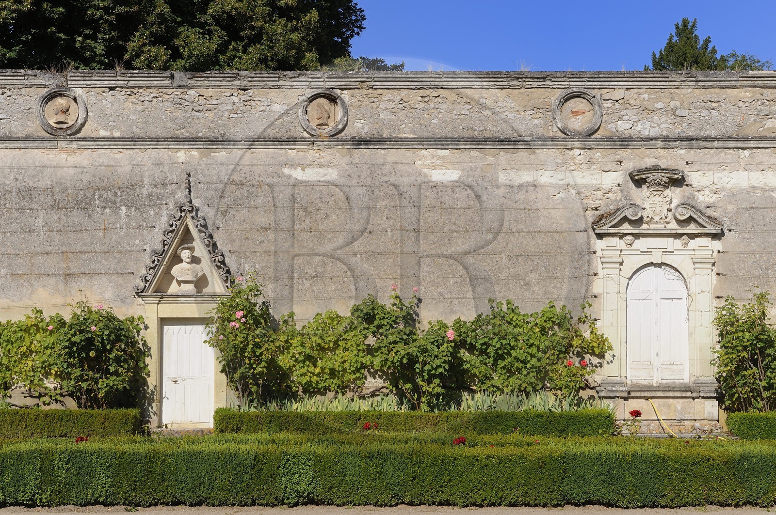 France, Loir-et-Cher (41), château de Villesavin (châteaux de la Loire), buste de François Ier sur un mur de la cour d'honneur