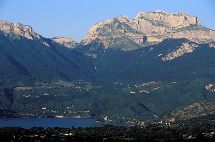 France, Haute-Savoie (74), Duingt, le château et le village depuis les hauteurs du lac d'Annecy