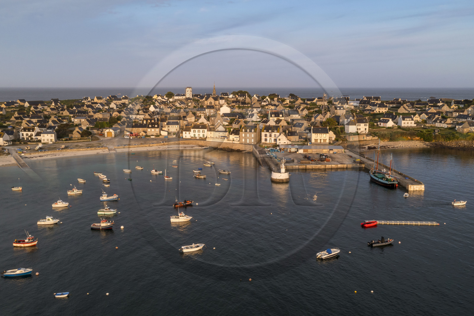 France, Finistère (29), Mer d'Iroise, archipel de Molène, Ile de Molène, le village et le port au petit matin (vue aérienne)
