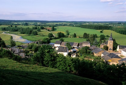 Belgique, Wallonie, province du Luxembourg, vallée de la Semois, village de Chassepierre traversé par la rivière Semois
