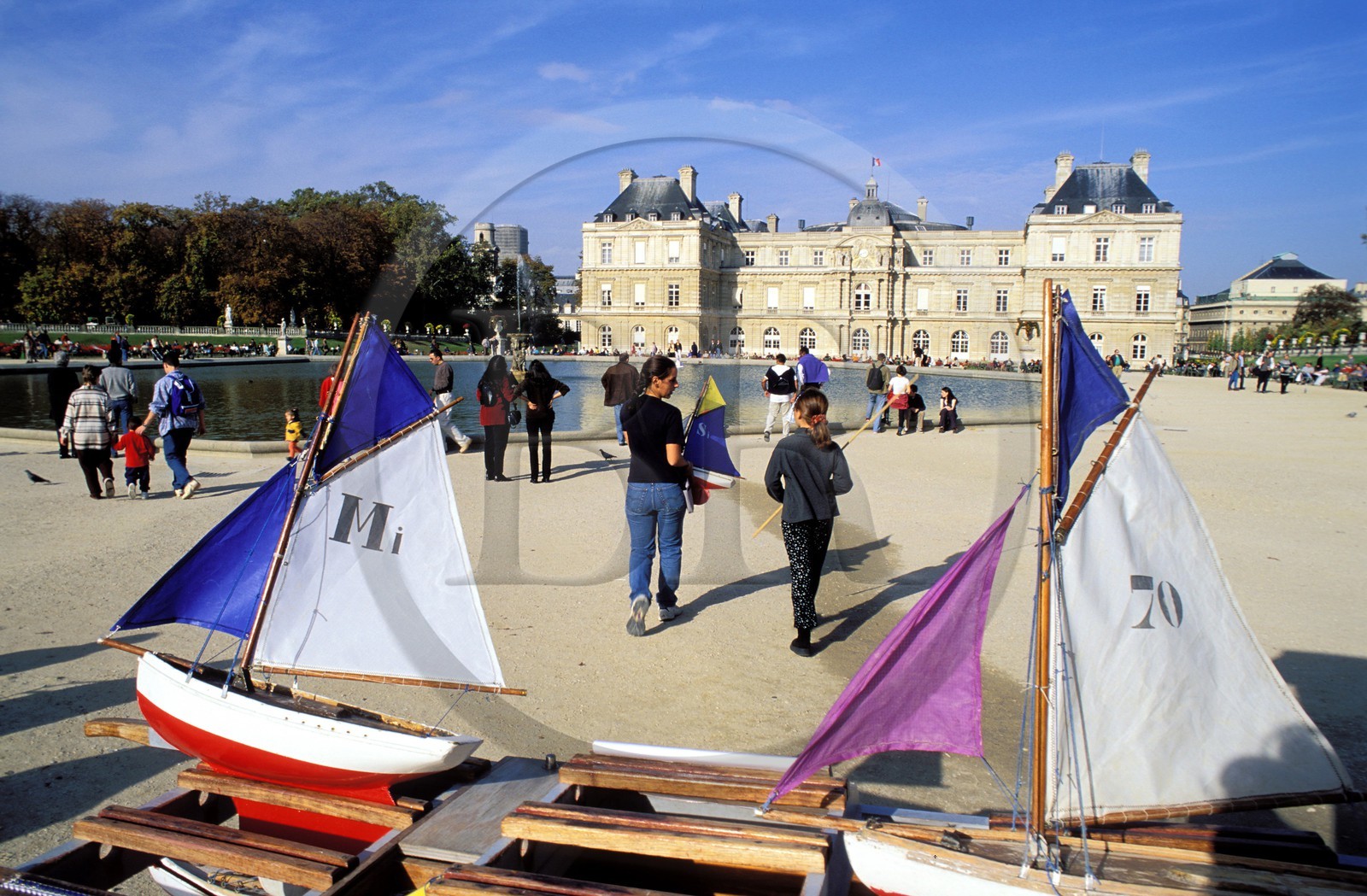 France, Paris (75), jardin du Luxembourg, location de voiliers pour le bassin, le Sénat (Palais du Luxembourg) au fond