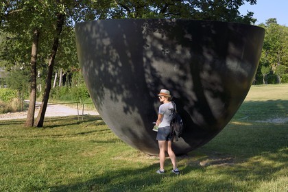 France, Bouches-du-Rhône (13),  Le Puy Sainte Réparade, Chateau La Coste domaine viticole et centre d'art contemporain, calice monumental en bronze de l'artiste Guggi, baptisée en référence à la Bible Calix meus inebrians (Ma coupe me rend ivre) (Mention Obligatoire)