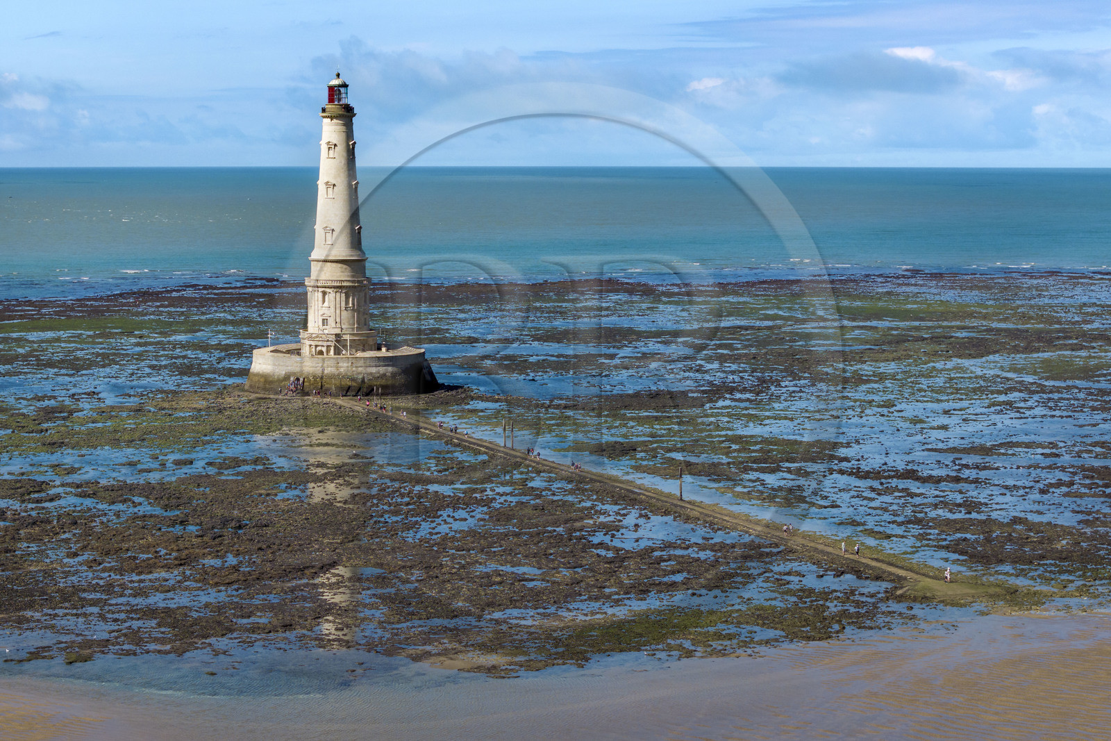 France, Gironde (33), le Verdon-sur-Mer, plateau rocheux de Cordouan à marée basse, phare de Cordouan, classé Patrimoine Mondial de l'UNESCO (vue aérienne)