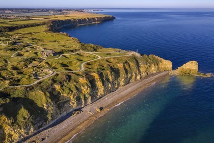 France, Calvados (14), Cricqueville-en-Bessin, la Pointe du Hoc, ruines des fortifications allemandes et les trous d'obus du débarquement du 6 juin 1944 lors de la seconde guerre mondiale (vue aérienne)