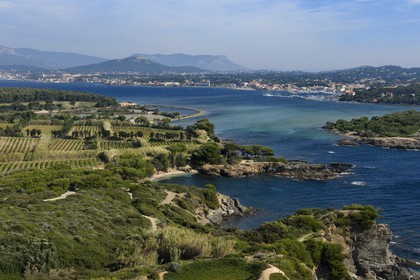 France, Var (83), Ile des Embiez vue depuis la Pointe du Coucoussa, en arrière plan Six-Fours-les-Plages sur le continent