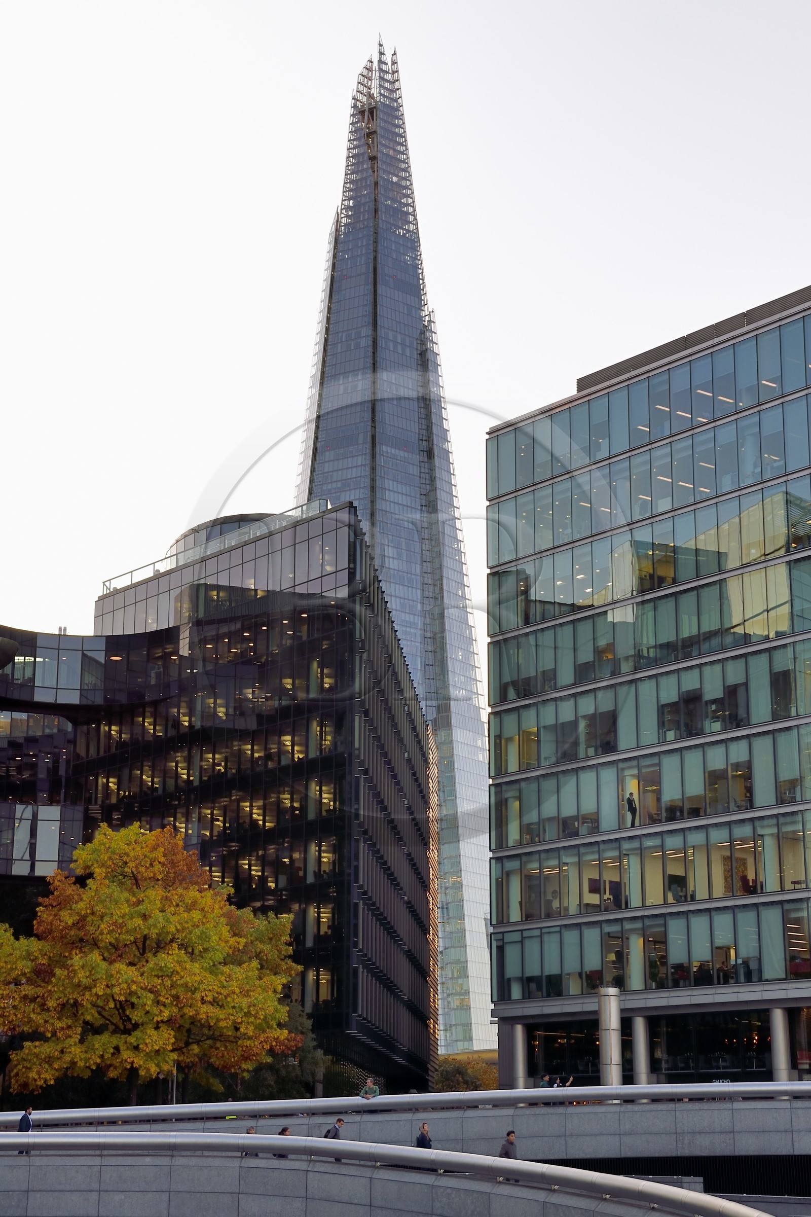 Royaume-Uni, Londres, district de Southwark, quartier de London Bridge, More London Development, la tour Shard de l'architecte Renzo Piano en arrière-plan