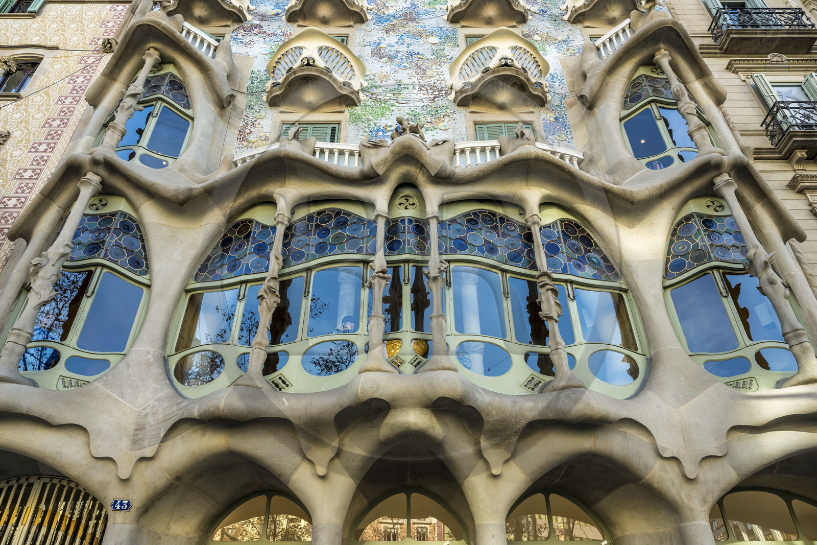 Espagne, Catalogne, Barcelone, quartier de l'Eixample, Passeig de Gracia, Casa Batllo de l'architecte du modernisme catalan Antoni Gaudi, site classé au Patrimoine Mondial de l'UNESCO, la grande verrière au profil sinueux du salon central de l'étage principal