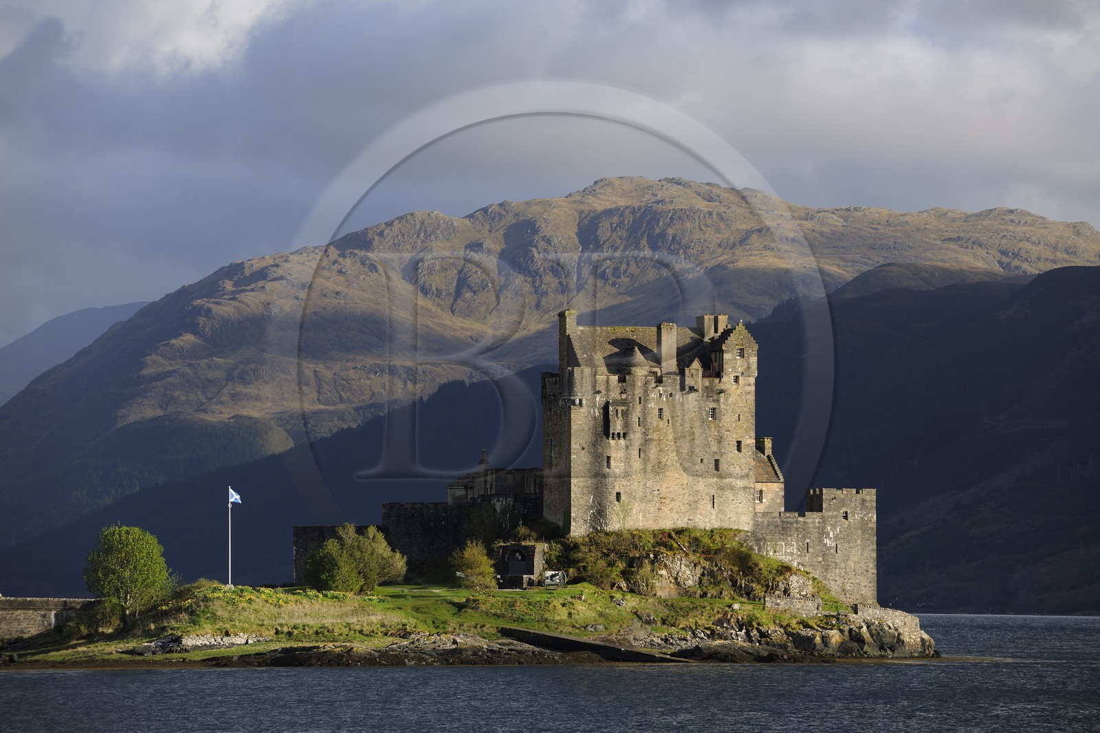 Royaume-Uni, Ecosse, région des Highlands, comté de Ross & Cromarty, Eilean Donan Castle, château à l'entrée du Loch Duich