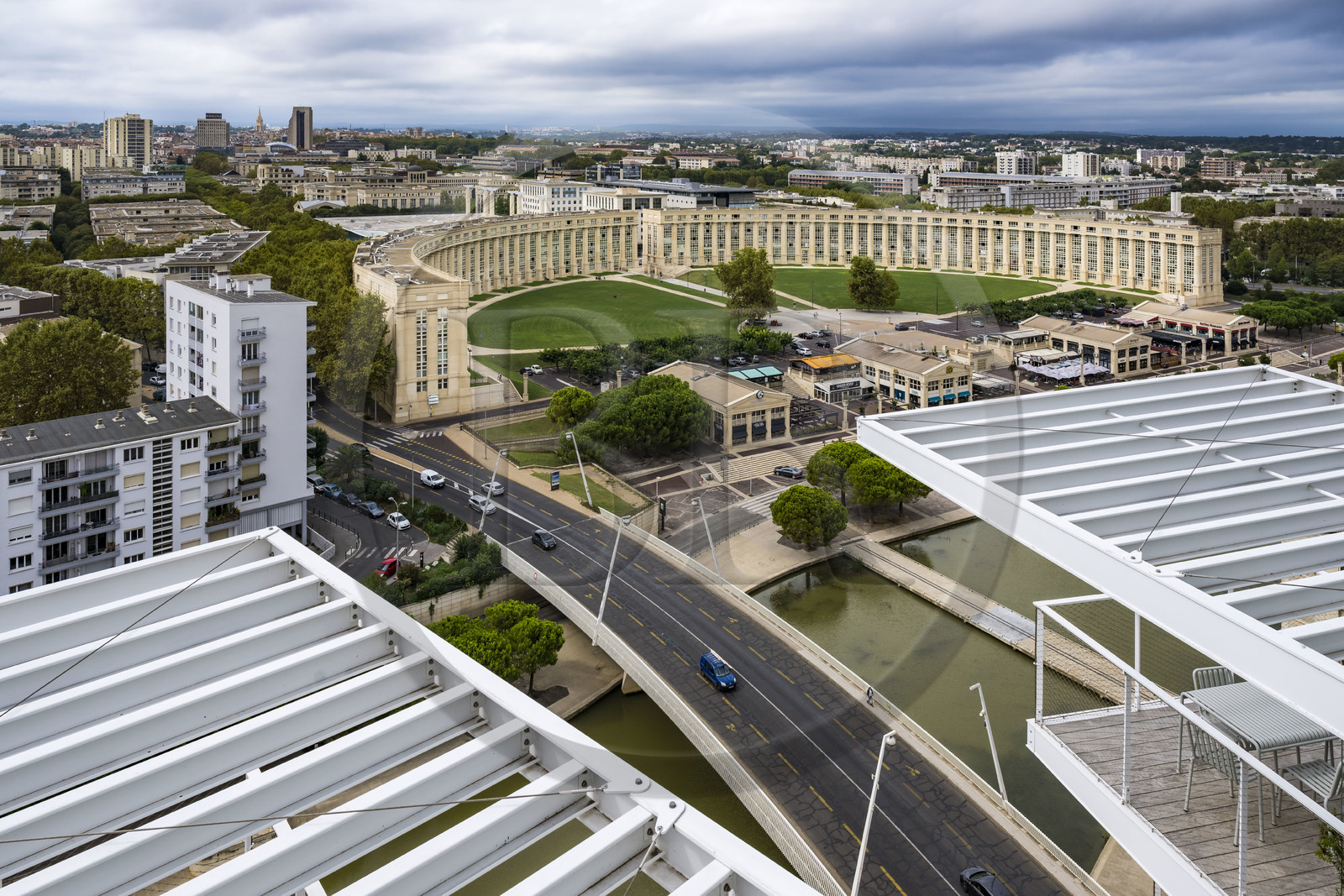 France, Hérault (34), Montpellier, quartier d'Antigone conçu par l'architecte catalan Ricardo Bofill depuis le bar au rooftop de l'immeuble L'Arbre Blanc de l'architecte japonais Sou Foujimoto