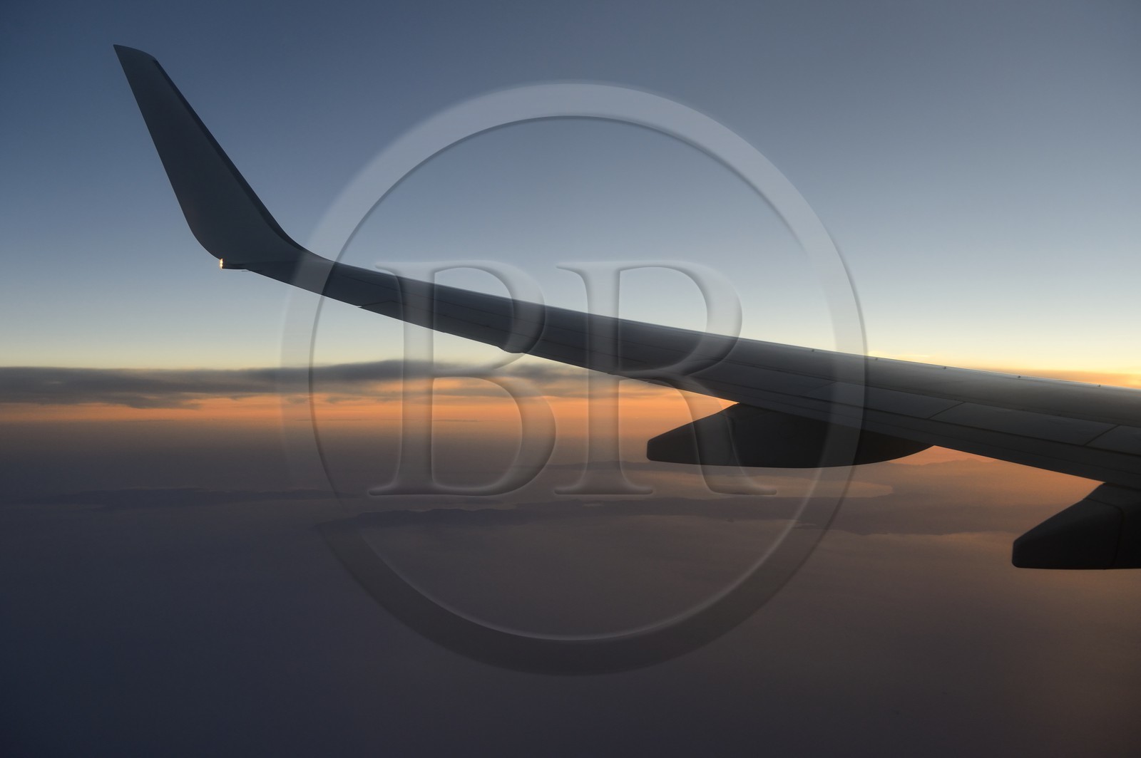 Grèce, Les Cyclades, survol de la mer Égée au coucher de soleil (vue aérienne)