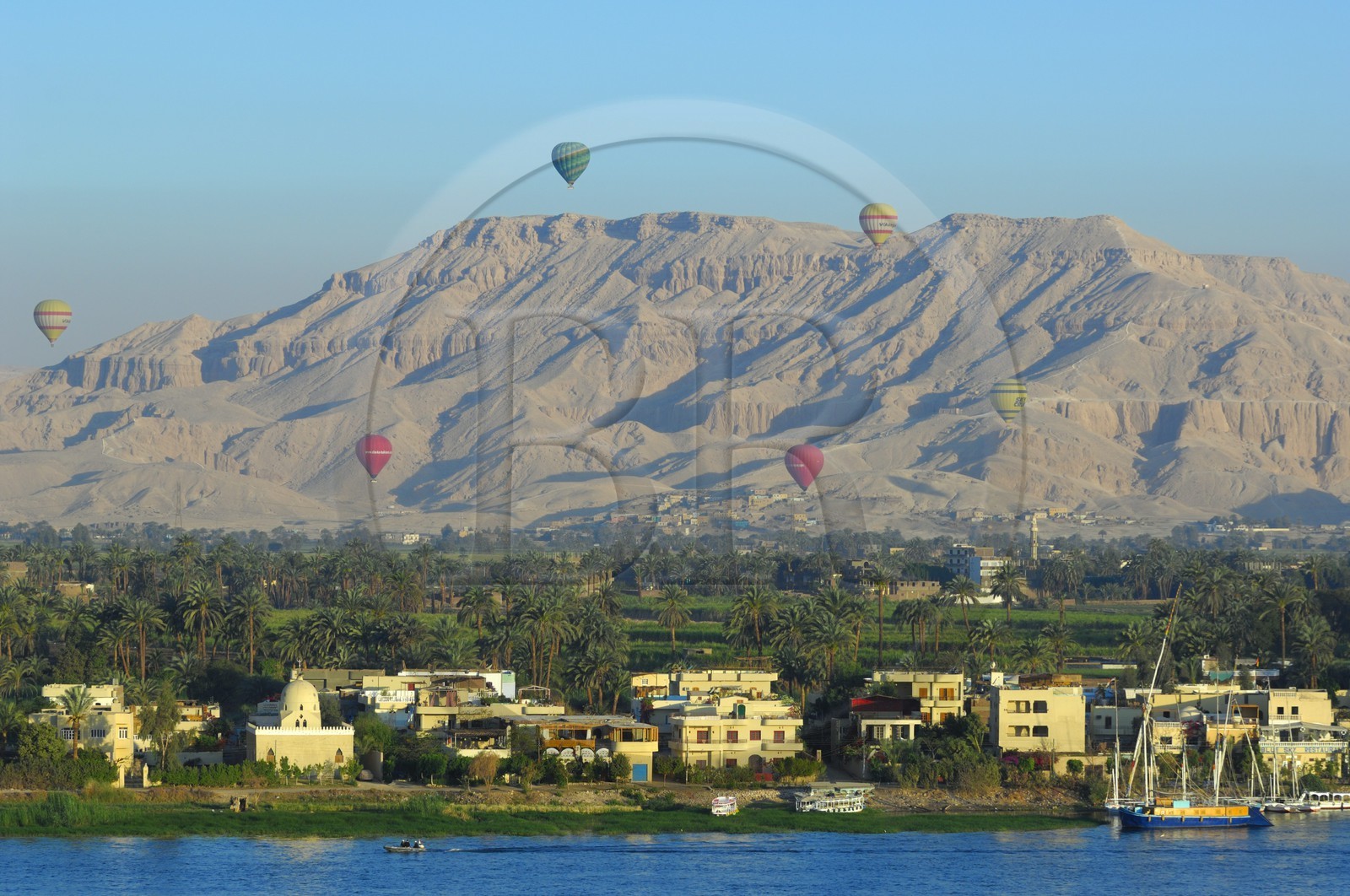 Egypt, Upper Egypt, Nile Valley, Luxor, West bank, hot air balloons flying over the Theban Necropolis