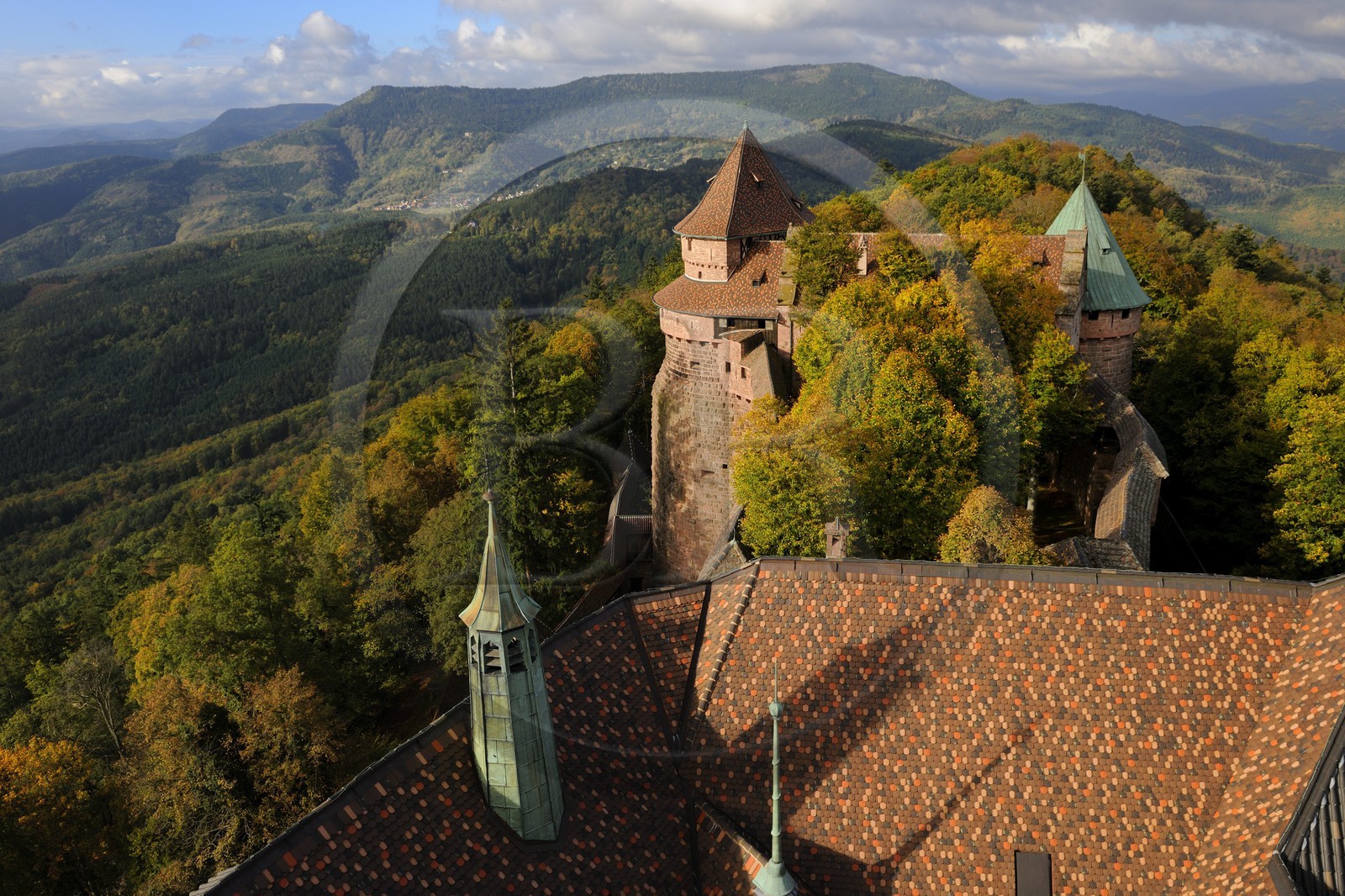 France, Bas-Rhin (67), le château du Haut-Koenigsbourg, le Grand Bastion surplombant la forêt alentours et le jardin supérieur