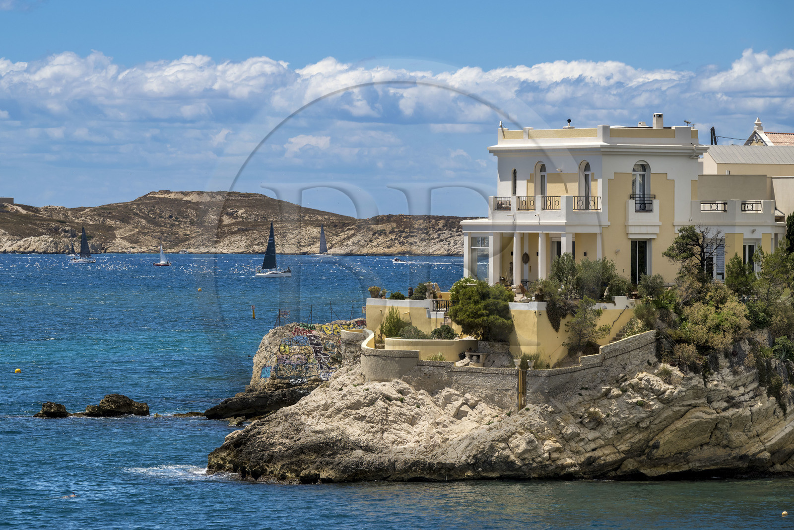 France, Bouches-du-Rhône (13), Marseille, quartier d'Endoume, Malmousque, Anse de Maldormé dominé par la Villa Petite Ourse, l'Archipel des îles du Frioul en arrière plan