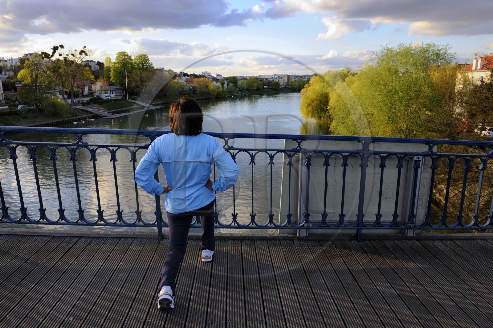 France, Val-de-Marne (94), les bords de Marne, joggeuse sur la passerelle entre Le Perreux-sur-Marne à gauche et Bry-sur-Marne à droite