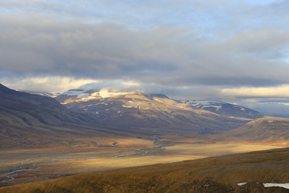 Norvège, Svalbard (Spitzberg), toundra dans la région de Longyearbyen