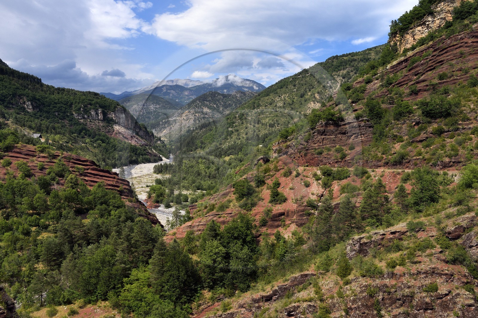 France, Alpes-Maritimes (06), parc national du Mercantour, vallée du Haut-Var, les Gorges de Daluis creusées par le Var dans des sols de pélite rouge depuis le Pont de la Mariée