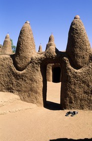 Mali, pays Dogon, falaise de Bandiagara classée Patrimoine Mondial de l'UNESCO, Songo, une des mosquées du village