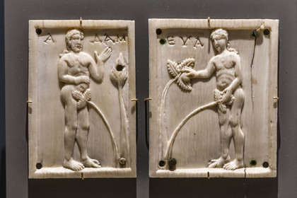 France, Paris (75), Musée de Cluny - Musée national du Moyen-Age, plaquettes d'ornementation de coffret sur ivoire d'éléphant représentant Adam et Eve (Constantinople XIe siècle)