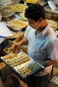 Maroc, Meknès, ville impériale, médina classée Patrimoine Mondial de l' UNESCO, marché couvert de el Hédime, étals de patisseries