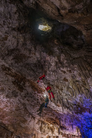 France, Gard (30), Méjannes-le-Clap, grotte de La Salamandre, descente en rappel et découverte de la grotte