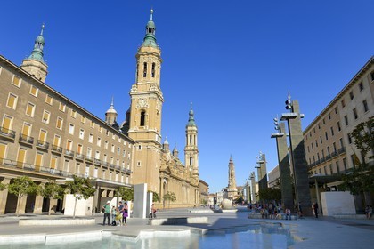 Espagne, Aragon, Saragosse, Plaza del Pilar, Basilique del Pilar (Notre-Dame du Pilier) et la cathédrale San Salvador, La Seo, en arrière plan