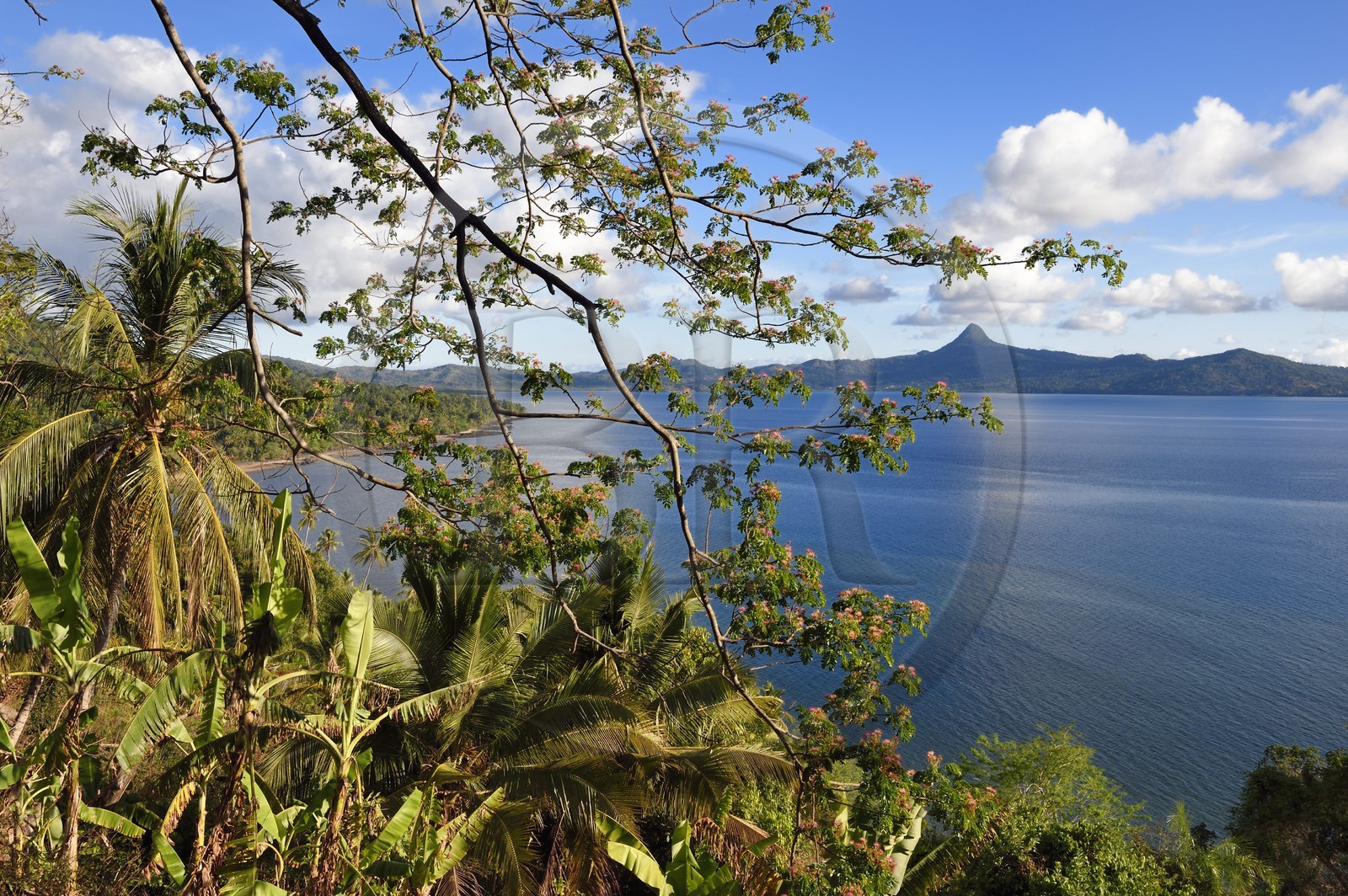 France, Ile de Mayotte, Grande-Terre, Sada, la baie de Bouéni et le Mont Choungui en arrière plan