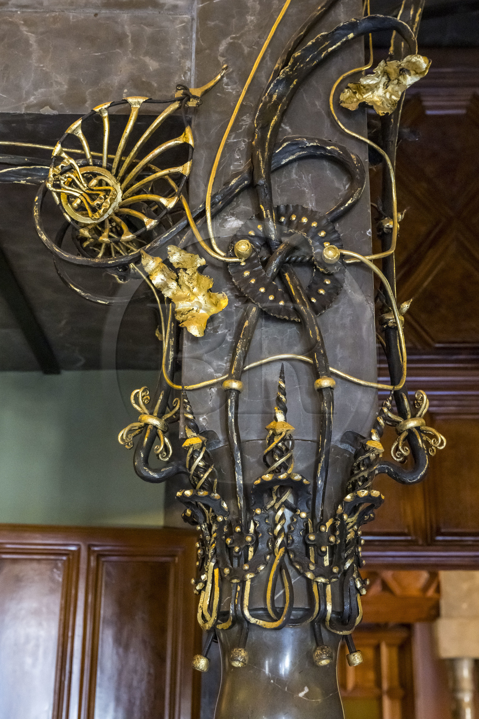 Espagne, Catalogne, Barcelone, le Palais Güell (Palau Güell) construit entre 1886 et 1891 et réalisé par l'architecte du modernisme catalan Antoni Gaudi, site classé au Patrimoine Mondial de l'UNESCO, détail de la décoration d'un chapiteau de colonne