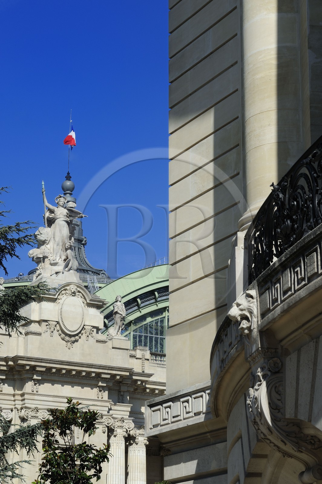 France, Paris (75), le Grand Palais derrière le Petit Palais