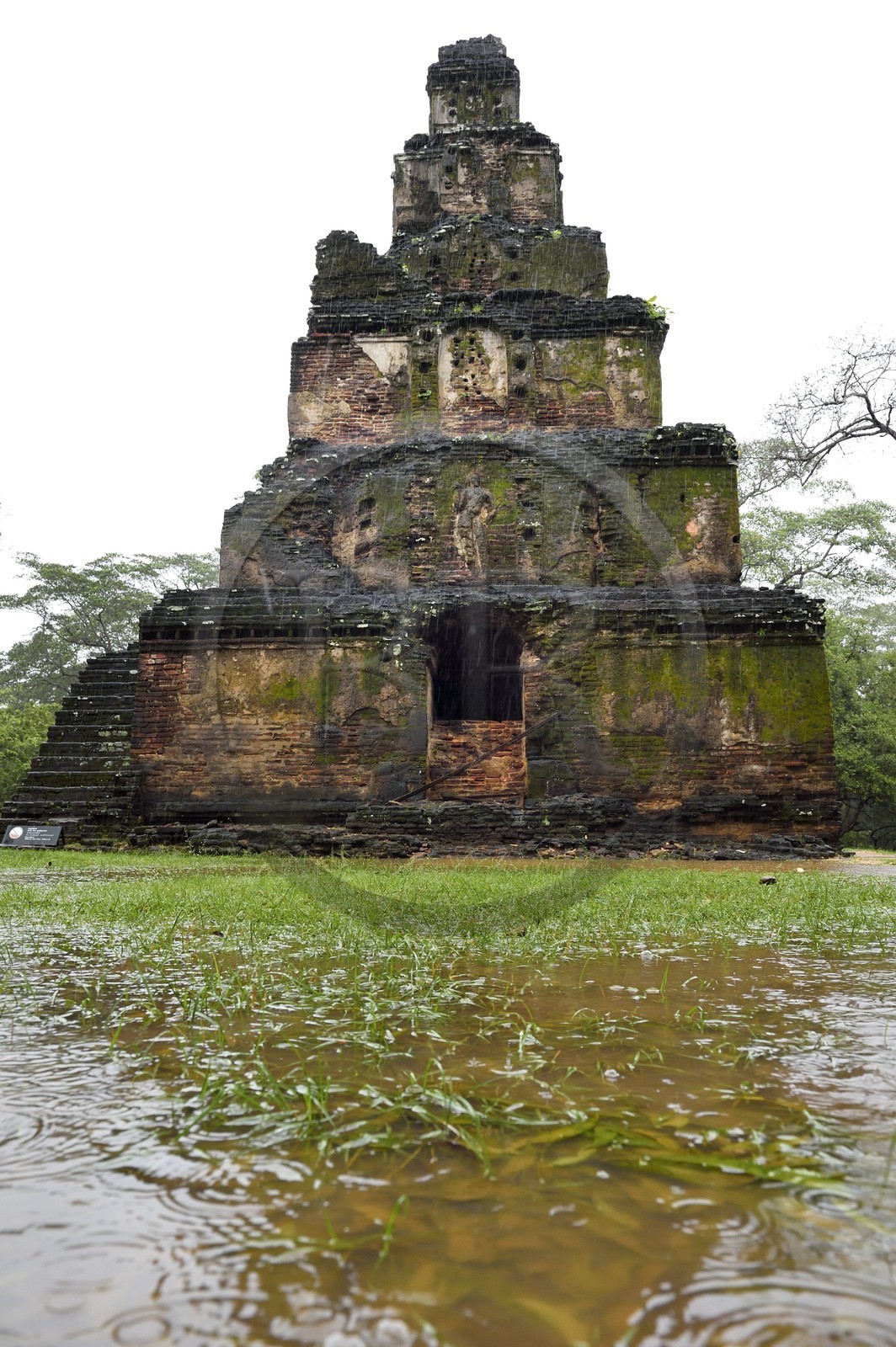 Sri Lanka, province du Centre-Nord, Polonnaruwa, l'ancienne capital du pays (XIe au XIIIe siècle) est classée au Patrimoine Mondial de l'UNESCO, terrasse de la relique de la Dent (Dala Maluwa), stupa Satmahal Prasada du XIIe siècle