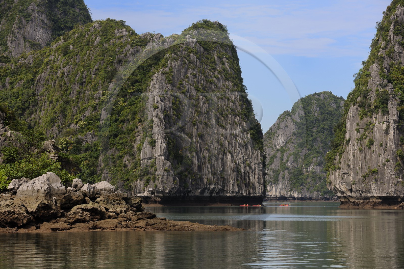 Vietnam, province de Quang Ninh, la Baie d'Halong classée Patrimoine Mondial de l'UNESCO, activité de kayak entre les iles