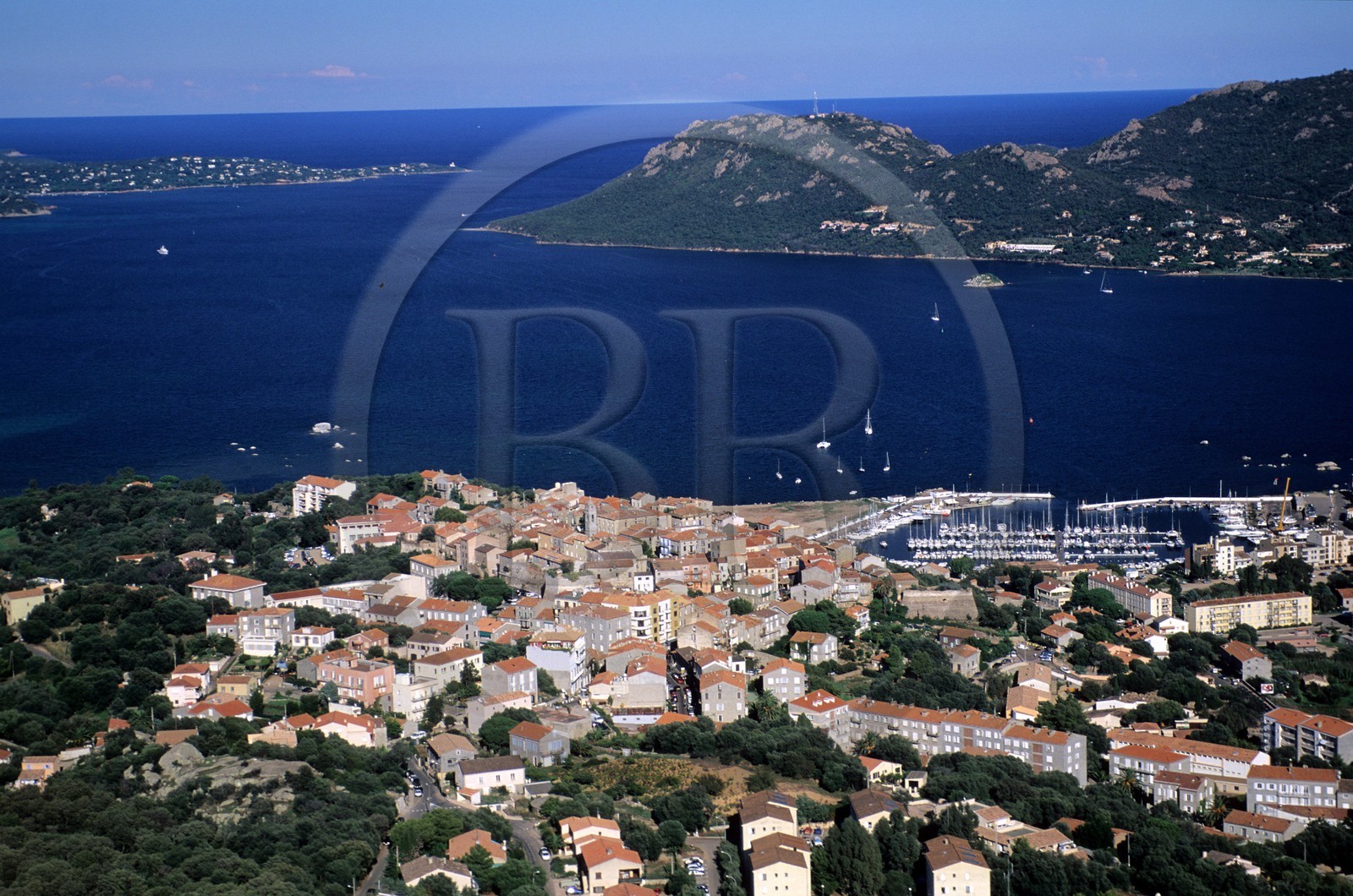France, Corse-du-Sud (2A), la vieille ville de Porto-Vecchio surplombant le golfe (vue aérienne)