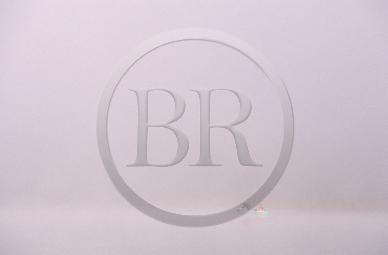 France, Doubs (25), pêcheurs sur le lac de Saint-Point dans le brume du petit matin