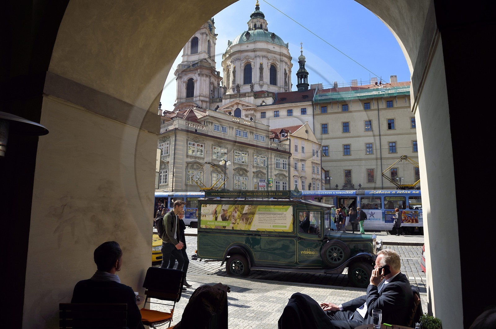 République Tchèque, Prague, centre historique classé Patrimoine Mondial de l'UNESCO, quartier Mala Strana, place Malostranske et l'église baroque Saint Nicolas (Sv. Mikulase)