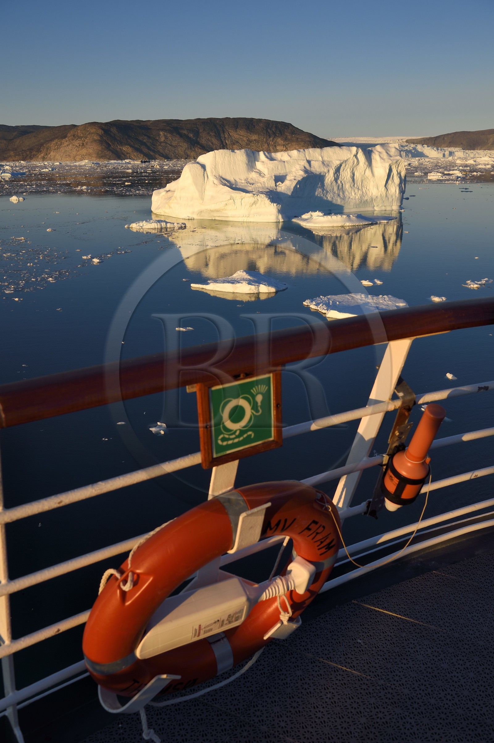 Groenland, cote ouest, baie de Disko, le bateau de croisière MS Fram de la compagnie Hurtigruten progresse entre les icebergs de la baie de Quervain
