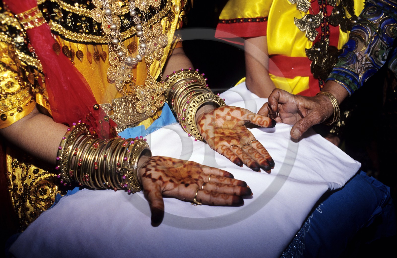 Indonésie, Sulawesi (les Célèbes), Palu, mariage musulman, mains peintes au henné